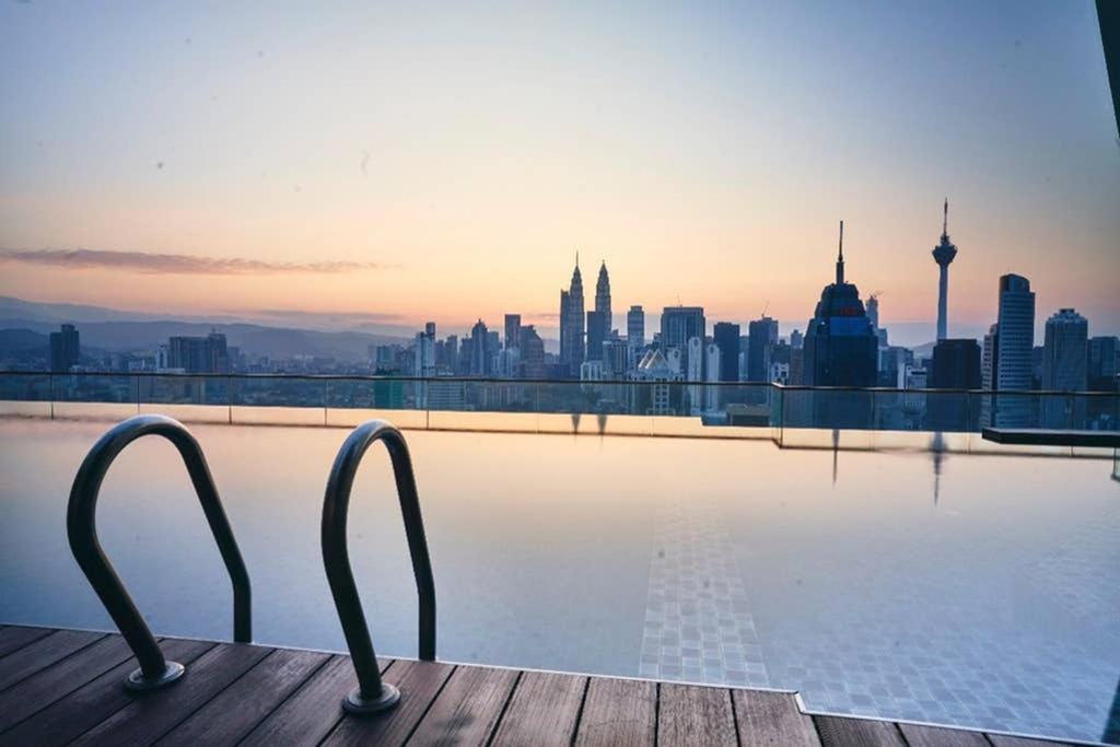 Klcc Regalia Suites Infinity Pool Kuala Lumpur Exterior foto